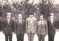 1990 год ученики школы, участники полевых работ с Директором школы и Директором учебного хозяйства. (Я в центре)